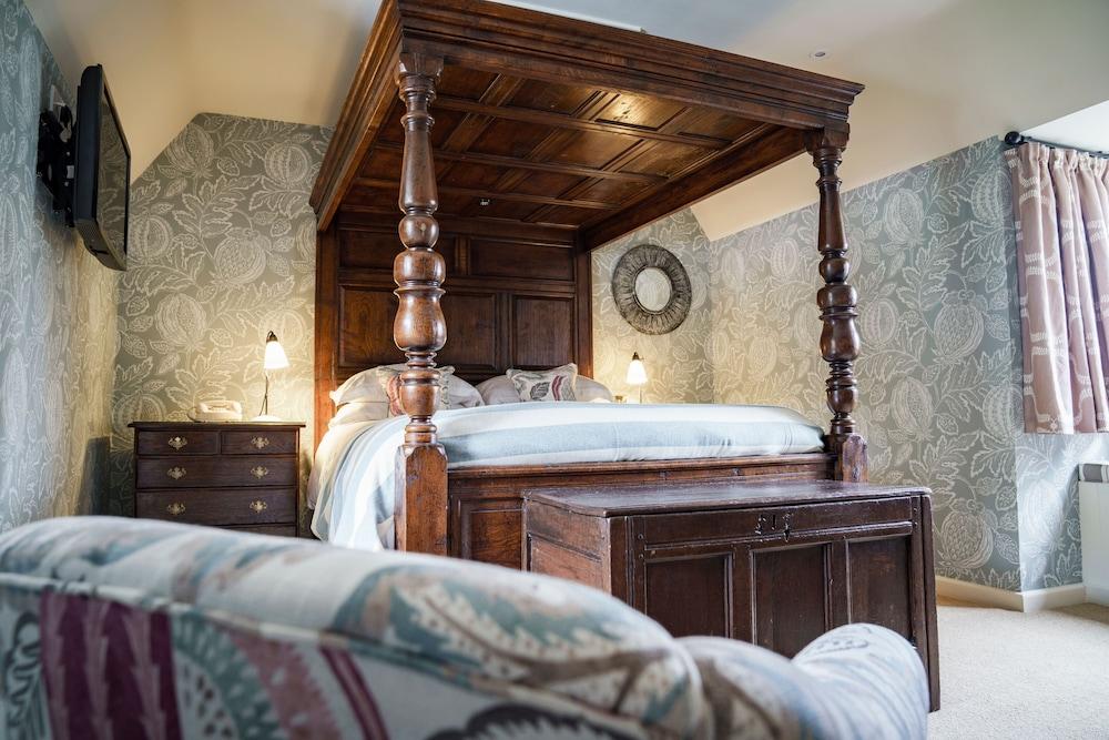 The Bear Of Rodborough Hotel